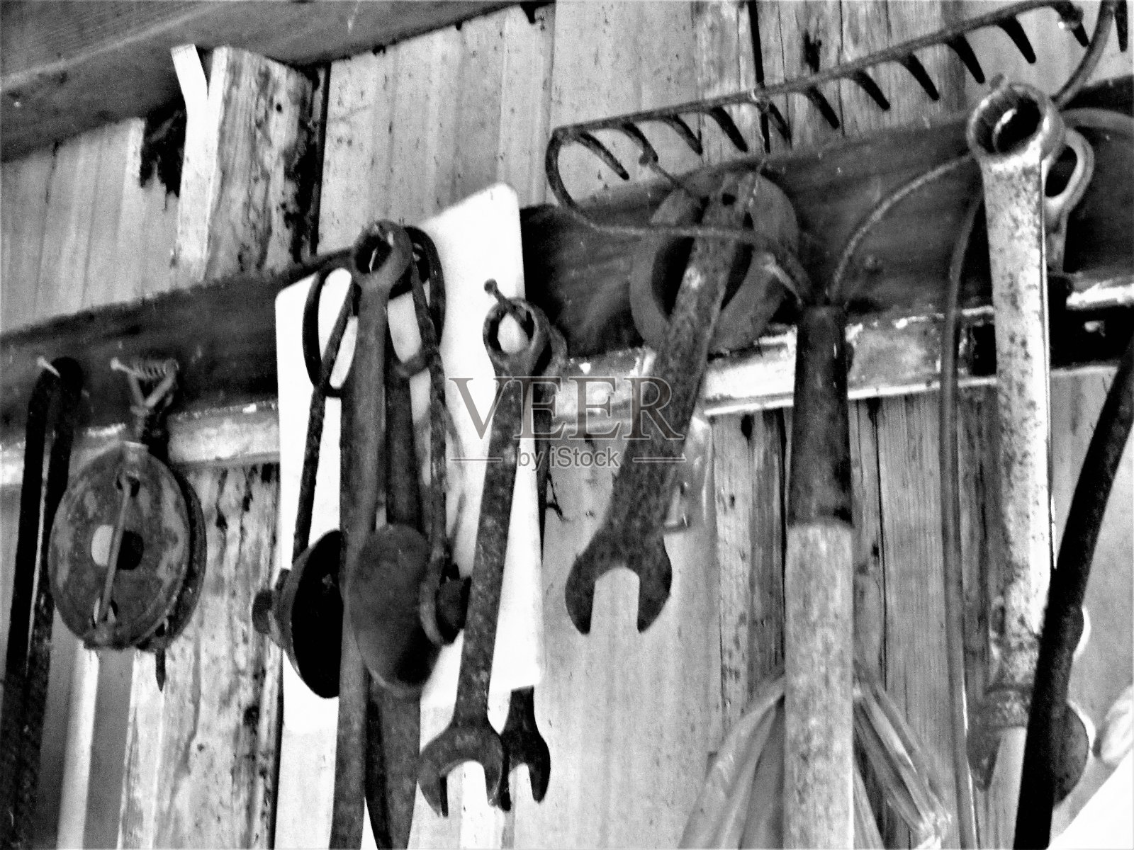 废弃谷仓旁的工具照片摄影图片