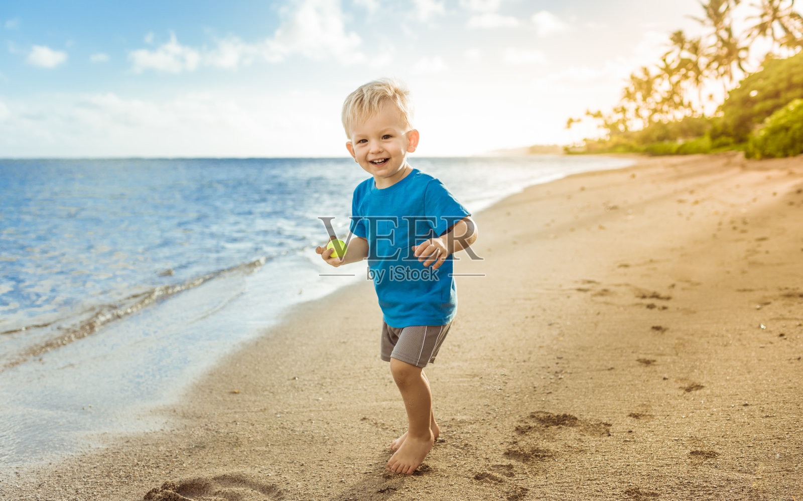 海滩上的快乐男孩照片摄影图片
