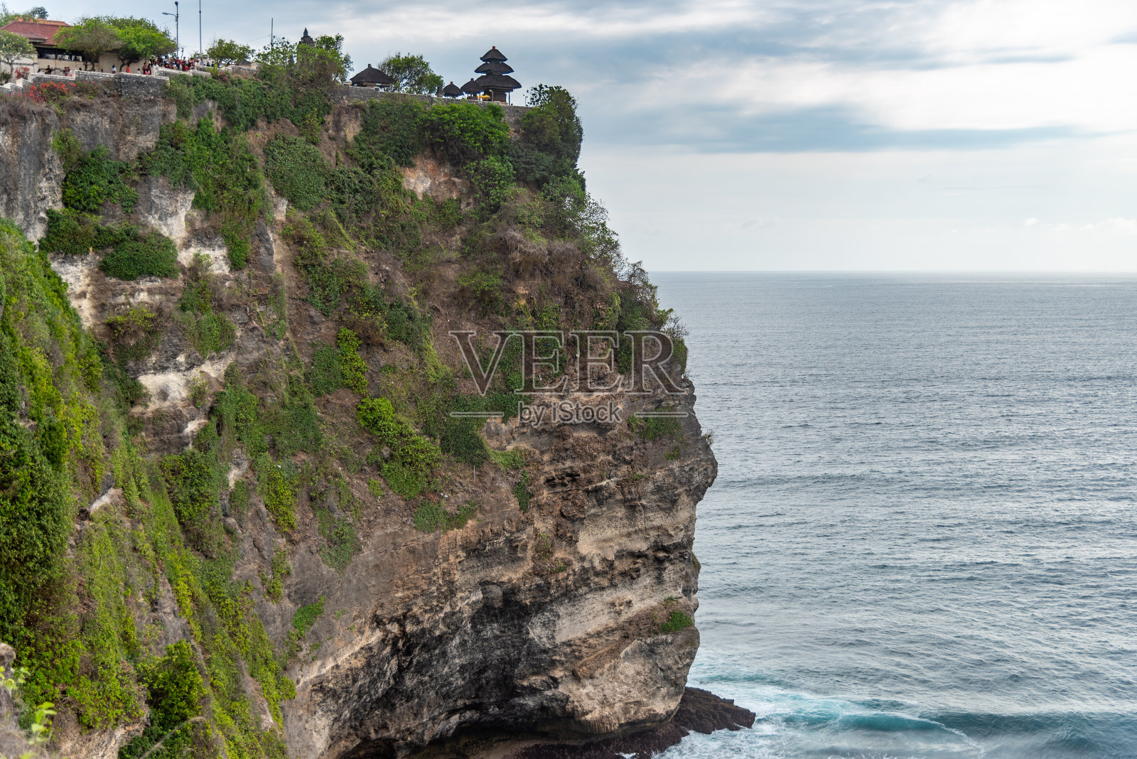 乌鲁瓦图神庙悬崖面朝巴厘岛崎岖的海岸照片摄影图片
