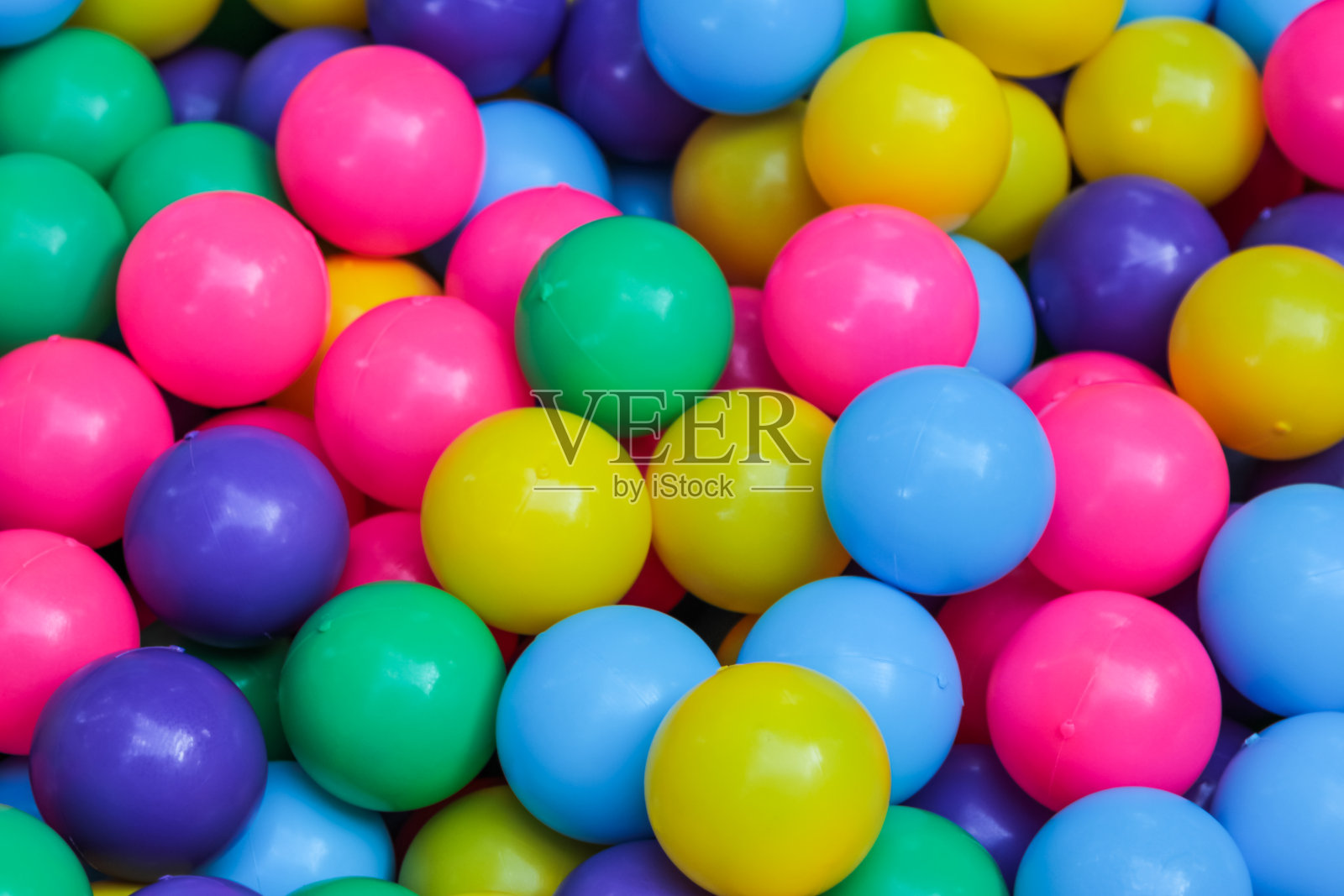 许多五颜六色的塑料球照片摄影图片