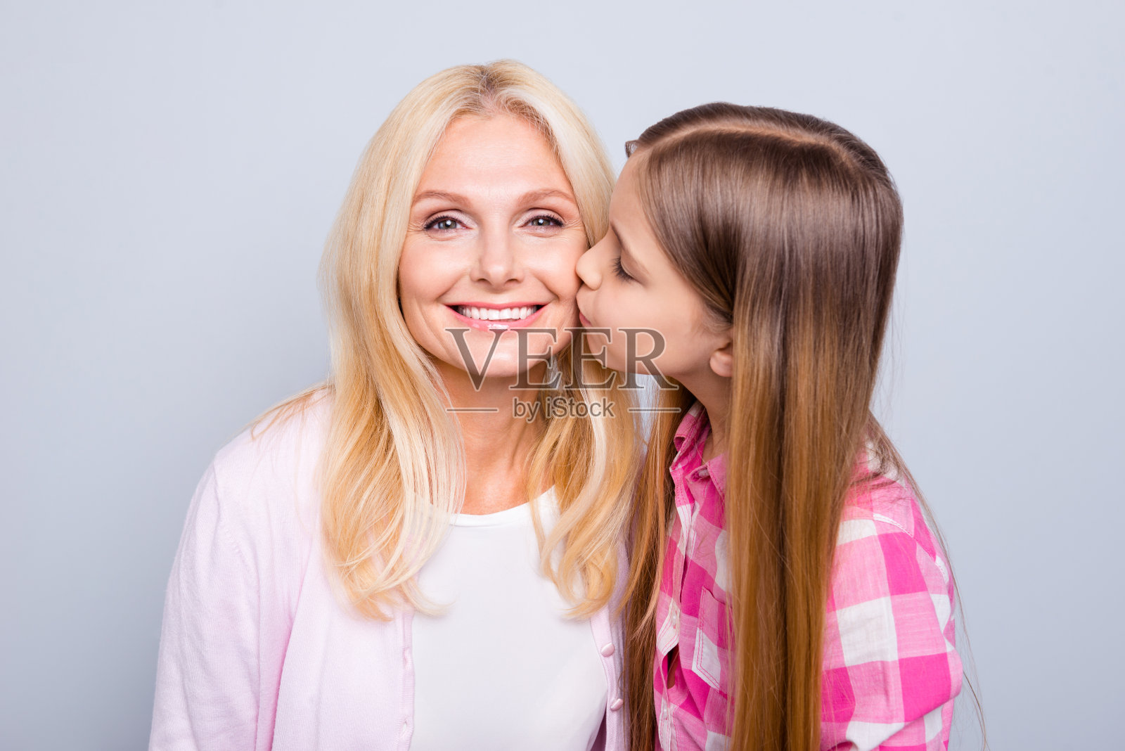 两个可爱的可爱的迷人的可爱的可爱的甜美的愉快的人穿着休闲格子衬衫亲吻奶奶孤立在灰色的柔和的背景照片摄影图片
