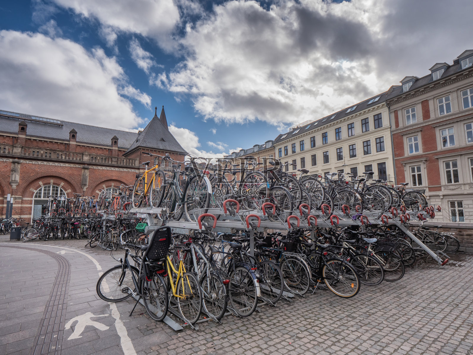 在丹麦哥本哈根主要火车站的两个甲板上的自行车停放处照片摄影图片