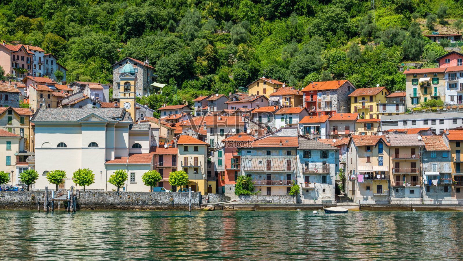 科隆诺，意大利伦巴第，俯瞰科莫湖的色彩丰富的村庄。照片摄影图片