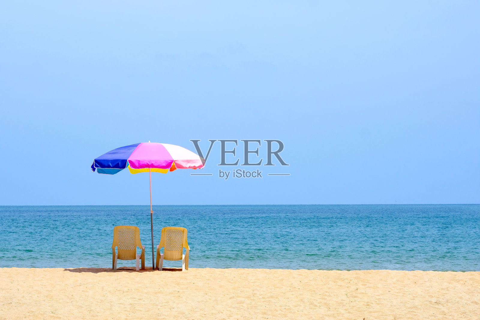 夏季背景，椅子和彩色伞在海滩和海洋背景与拷贝空间照片摄影图片
