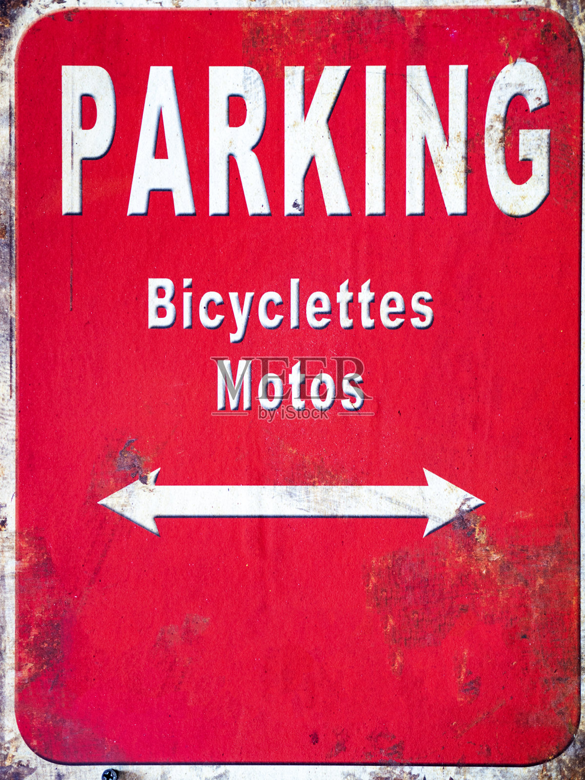 红色停车石墙上的汽车和自行车的交通标志照片摄影图片