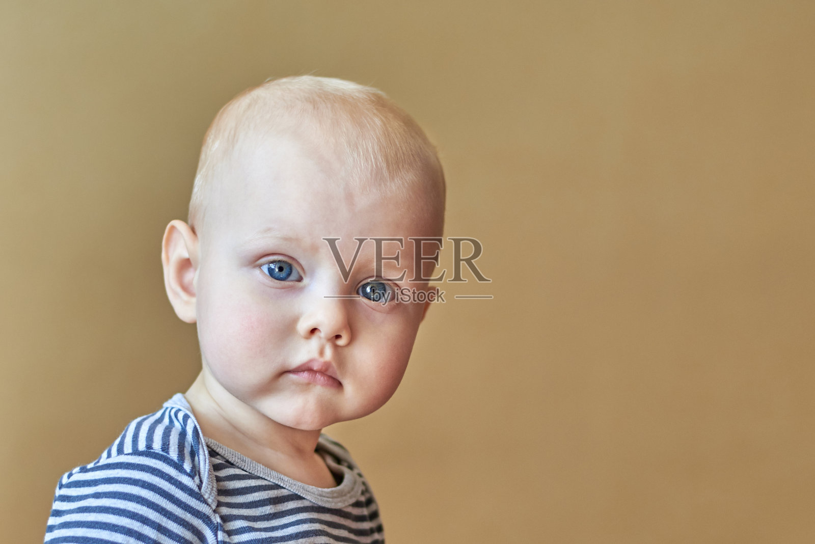 一个忧郁的蓝眼睛小男孩的肖像照片摄影图片