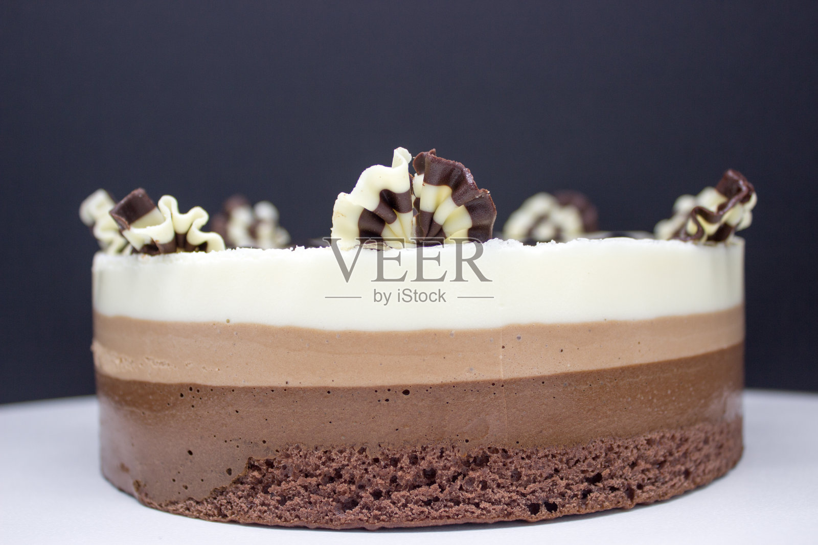 巧克力蛋糕。几种巧克力蛋糕:黑巧克力、牛奶巧克力和白巧克力。照片摄影图片