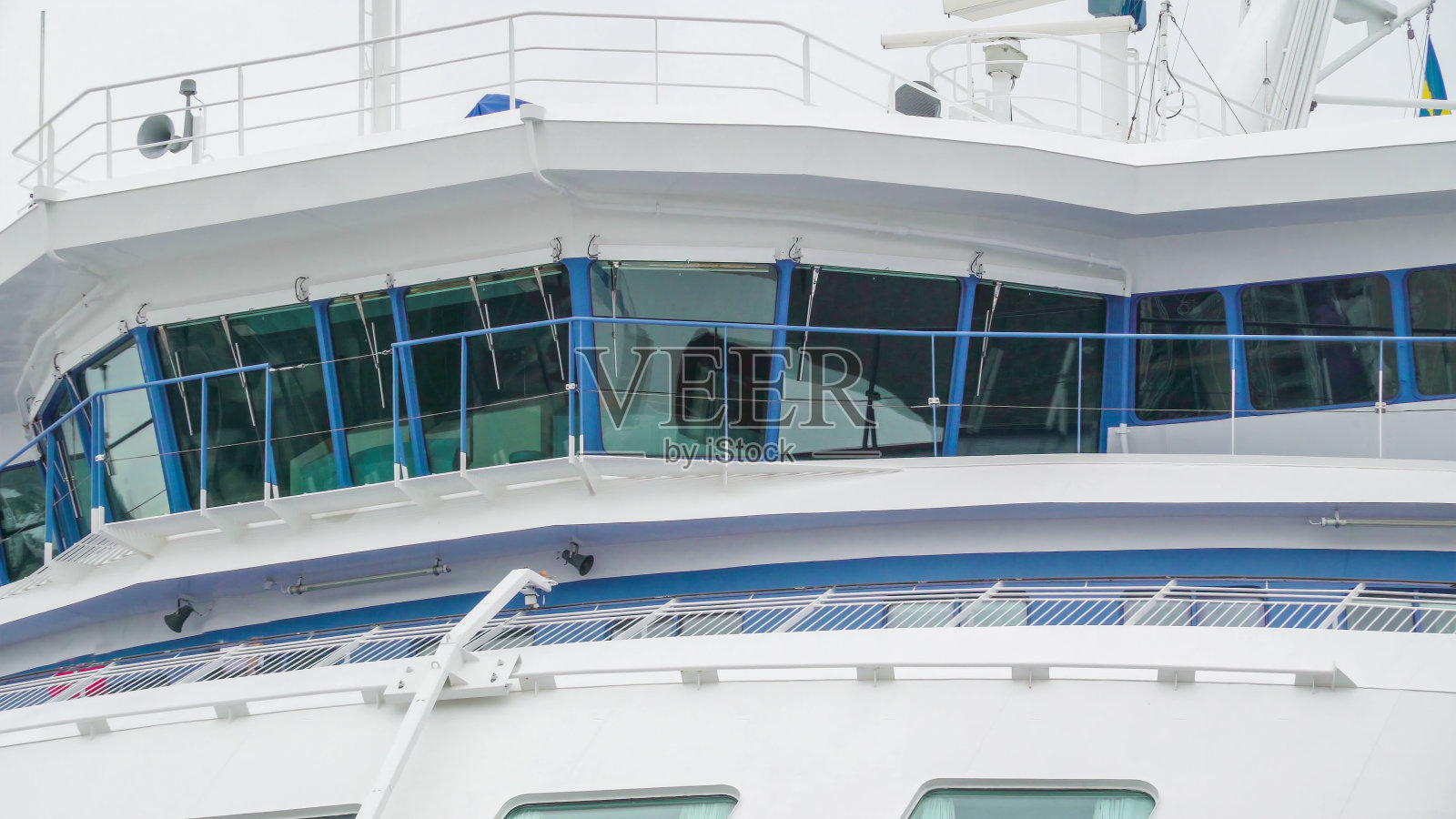 两个人在瑞典斯德哥尔摩的船的侧走道上照片摄影图片