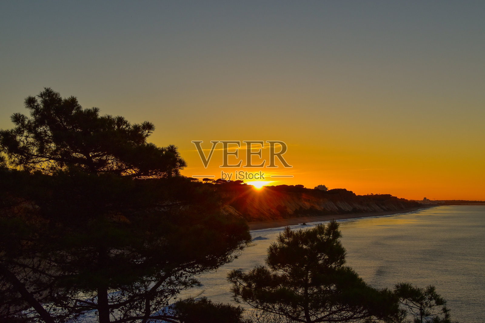 葡萄牙阿尔加维海岸的日出和日落拉各斯，法罗，阿尔布费拉照片摄影图片