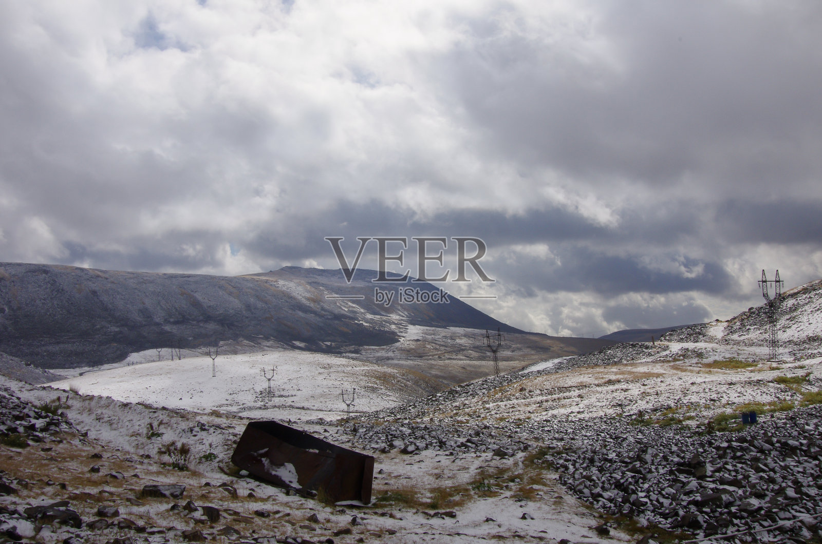 从Kari湖(石湖)亚美尼亚阿拉加特山的斜坡。照片摄影图片