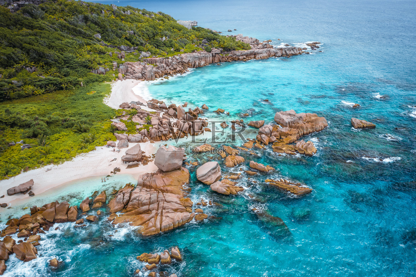 鸟瞰图塞舌尔热带马伦海滩在拉迪格岛。白色沙滩，绿松石海水和古色古香的花岗岩。热带天堂照片摄影图片