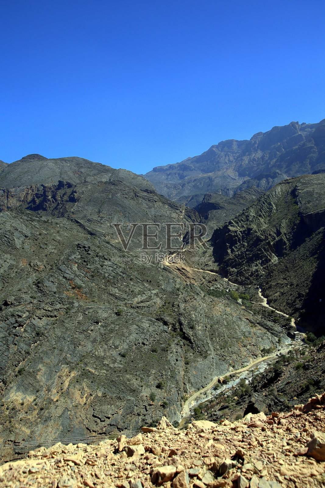 阿曼南巴提纳省Al Rustaq峡谷上坡的狭窄道路照片摄影图片