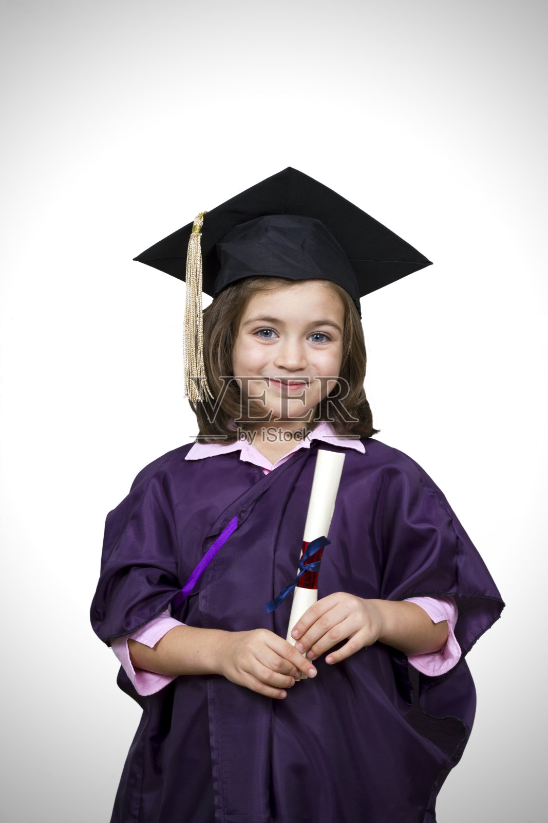 年轻的女孩穿着毕业礼服和学位证书照片摄影图片