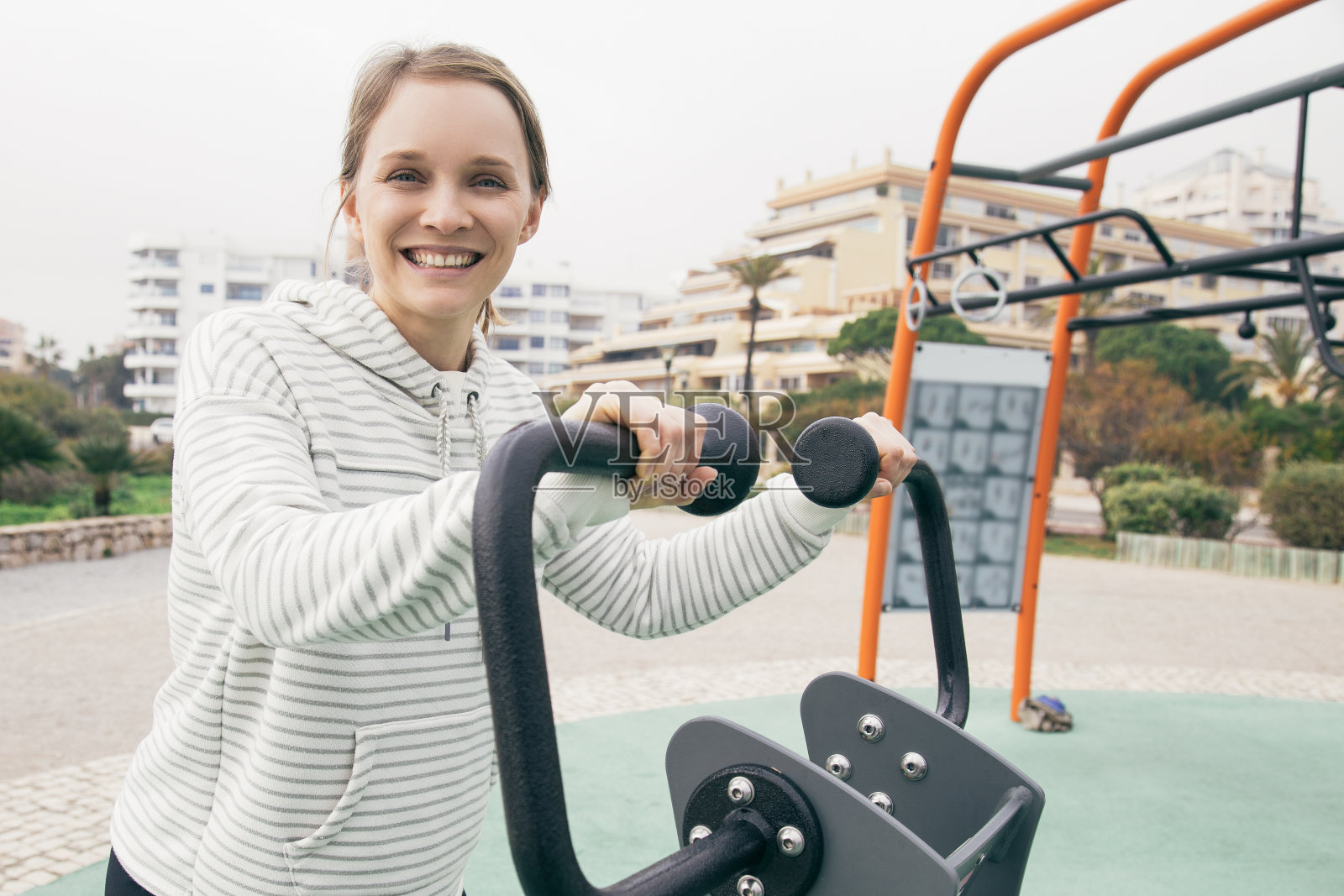开朗健康的女孩在锻炼自行车上锻炼照片摄影图片
