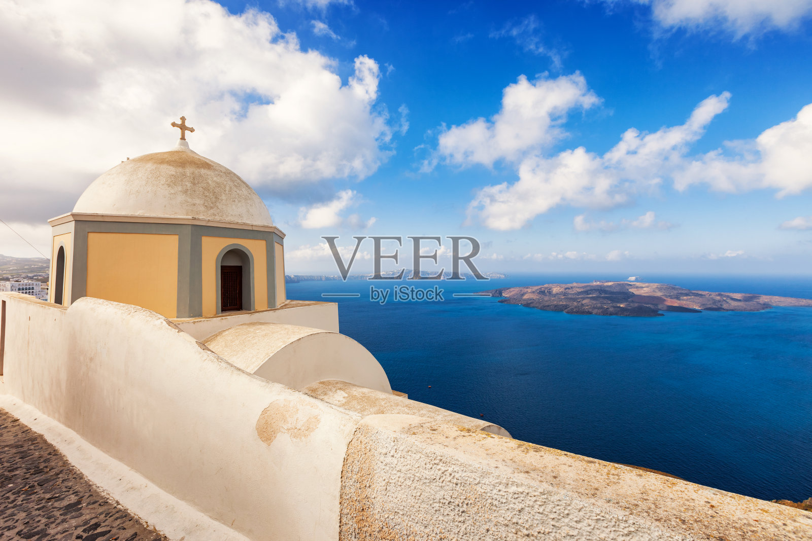 希腊圣托里尼岛的爱琴海教堂照片摄影图片