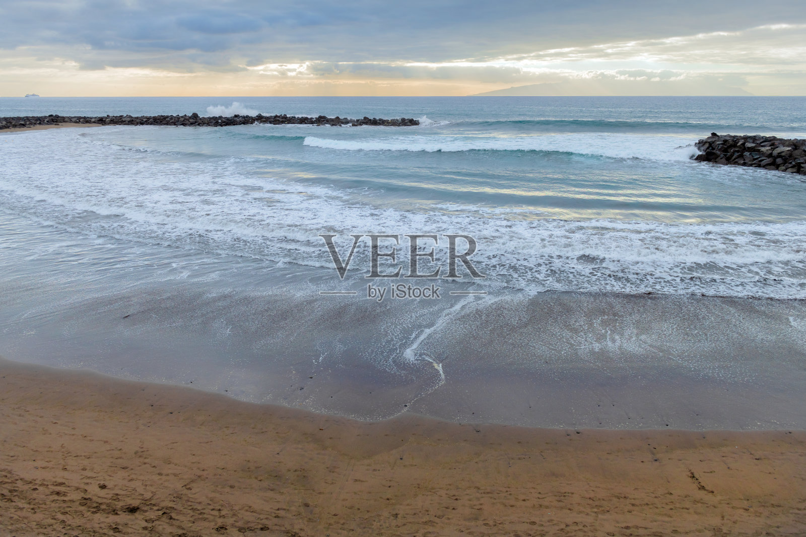 海浪，特内里费岛的美洲海滩照片摄影图片