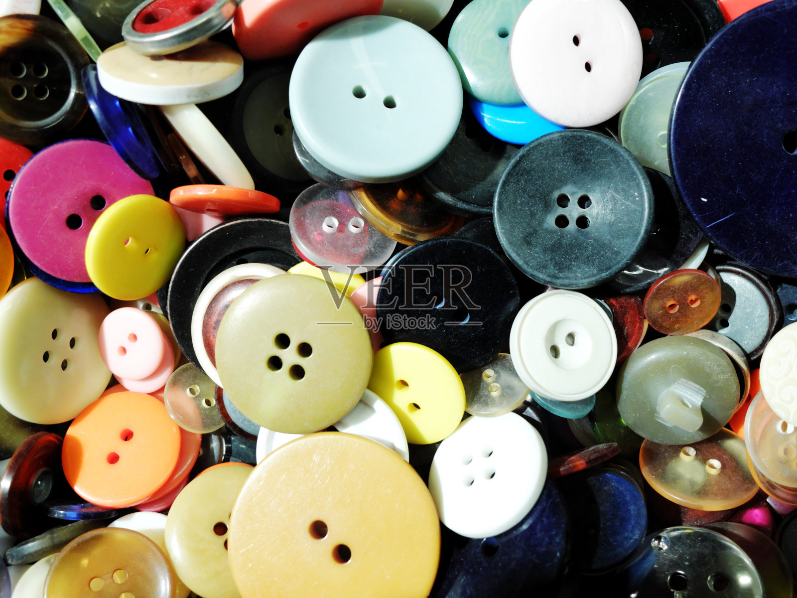 许多不同颜色的纽扣在一个大的混合。照片摄影图片