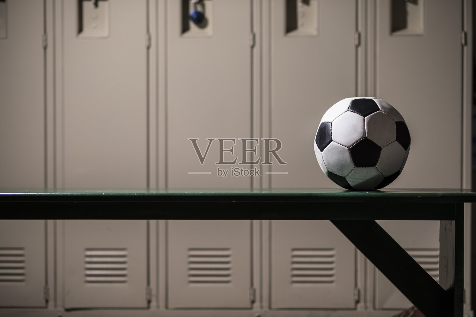 学校体育馆更衣室的足球运动器材。照片摄影图片