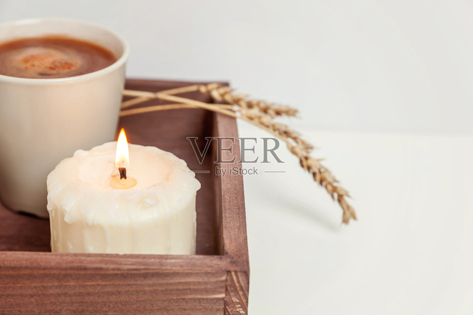 自然生态家居装饰杯咖啡棉花糖和蜡烛在木制托盘照片摄影图片