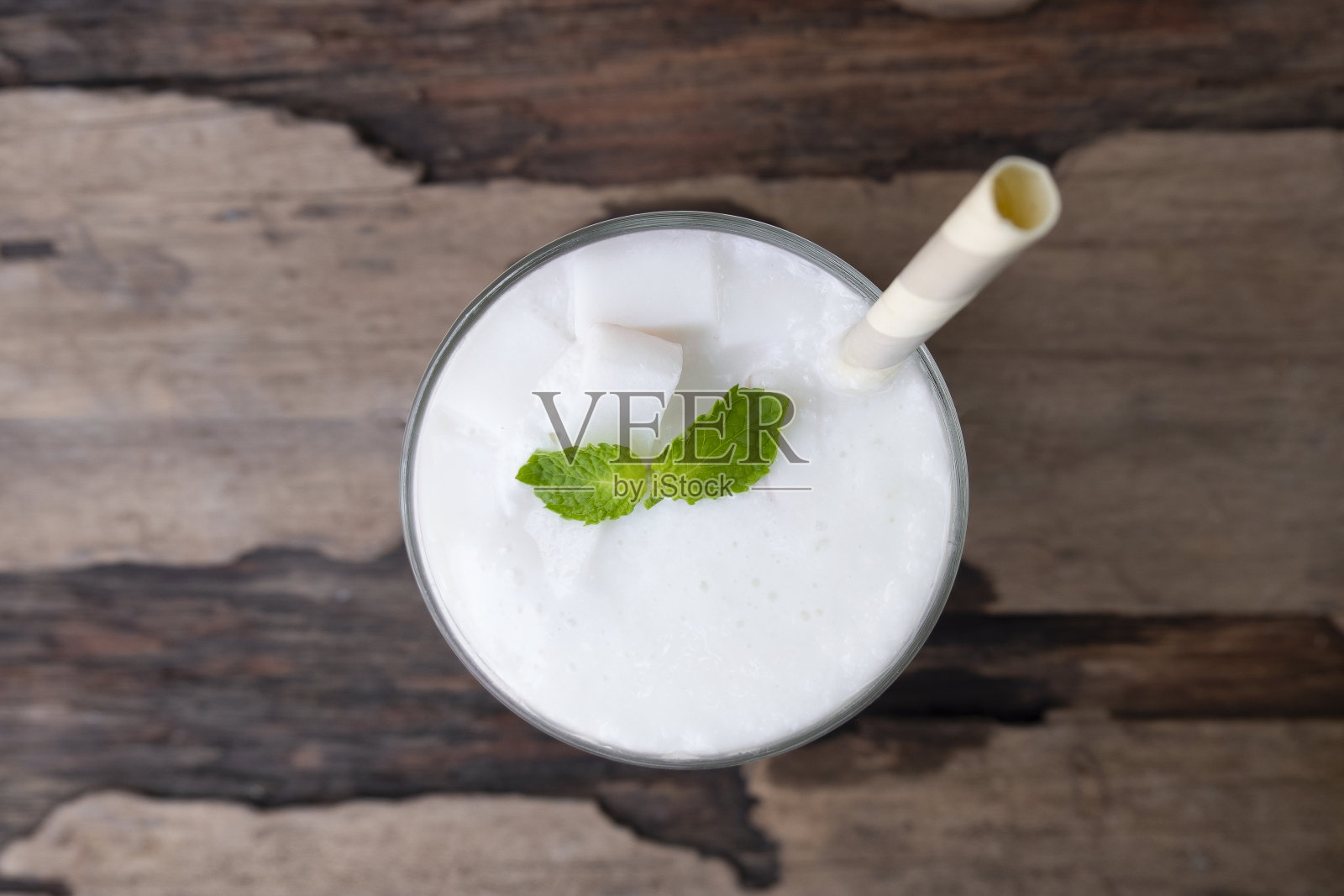 椰子冰沙白色果汁奶昔混合饮料健康高蛋白味道美味在玻璃饮料集早上在一个木制的背景从俯视图。照片摄影图片