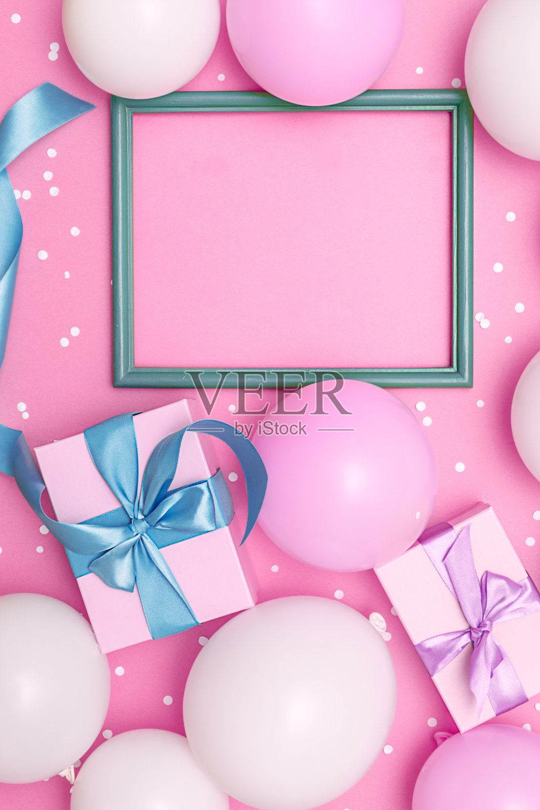 粉彩气球和粉红色背景上的白色五彩纸屑照片摄影图片