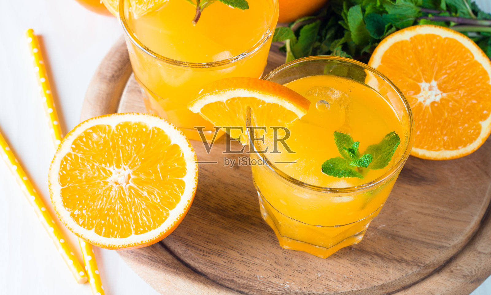 特写一杯橙汁与橙子水果在木制和石头的背景。维生素和矿物质。健康饮料与饮料概念。照片摄影图片