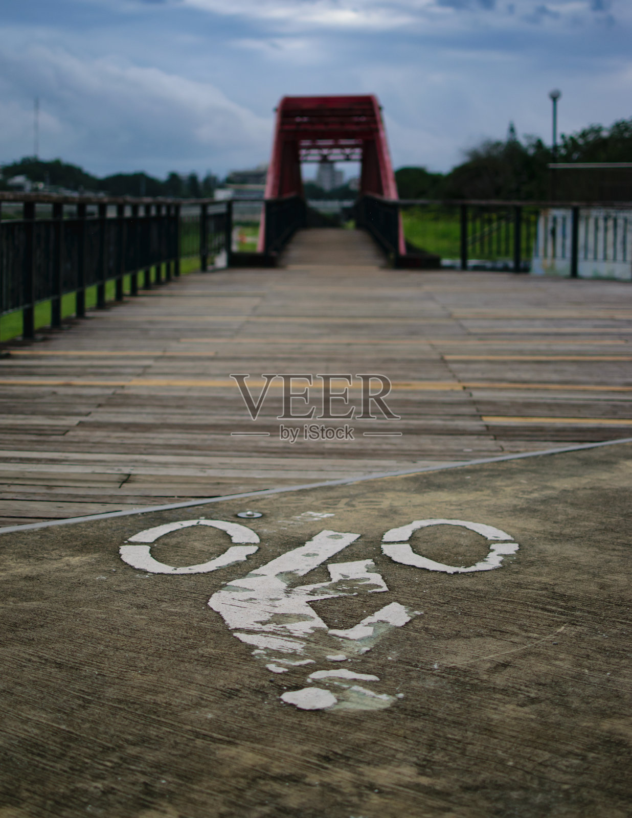自行车道与摩托车标志在步道的头和桥在后面照片摄影图片