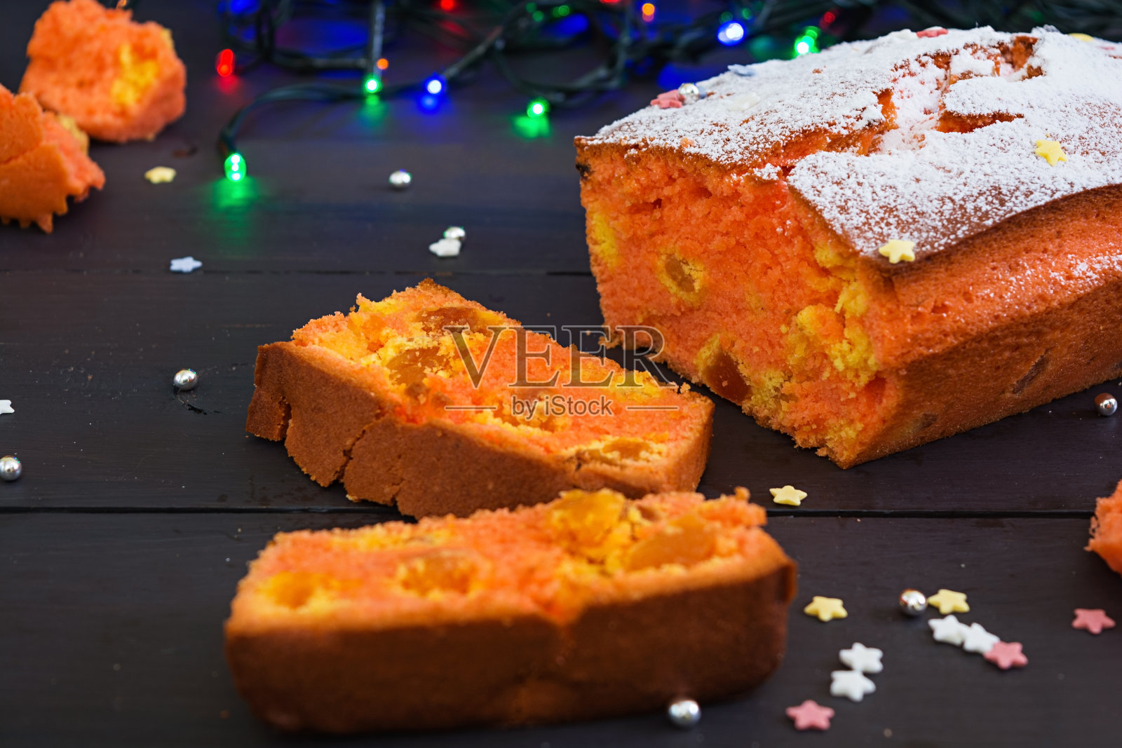 圣诞背景上有橘子和杏干的纸杯蛋糕照片摄影图片