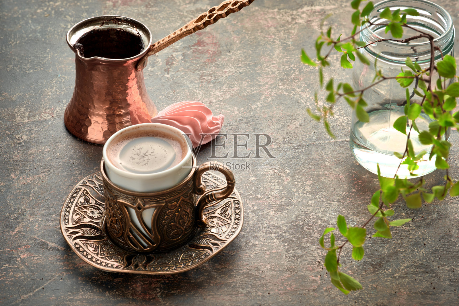 东方咖啡煮在传统土耳其铜壶倒在一个杯子照片摄影图片