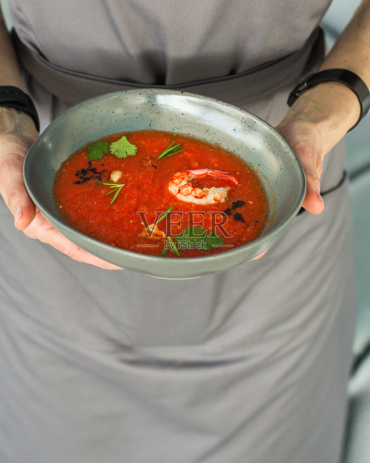 凉菜汤配大虾虾仁(番茄红汤配海鲜)份。食品的背景。本空间照片摄影图片