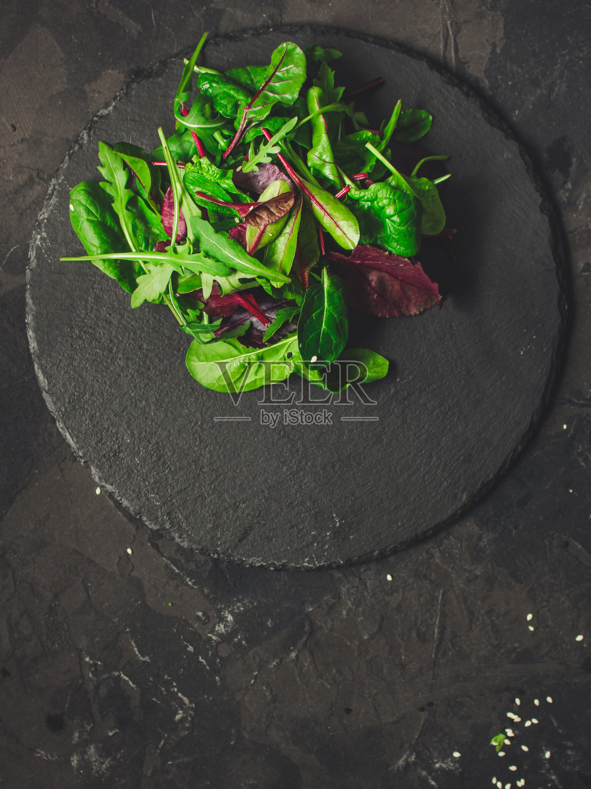 健康沙拉，绿叶什锦沙拉(什锦蔬菜，多汁零食)。食物背景-图像照片摄影图片