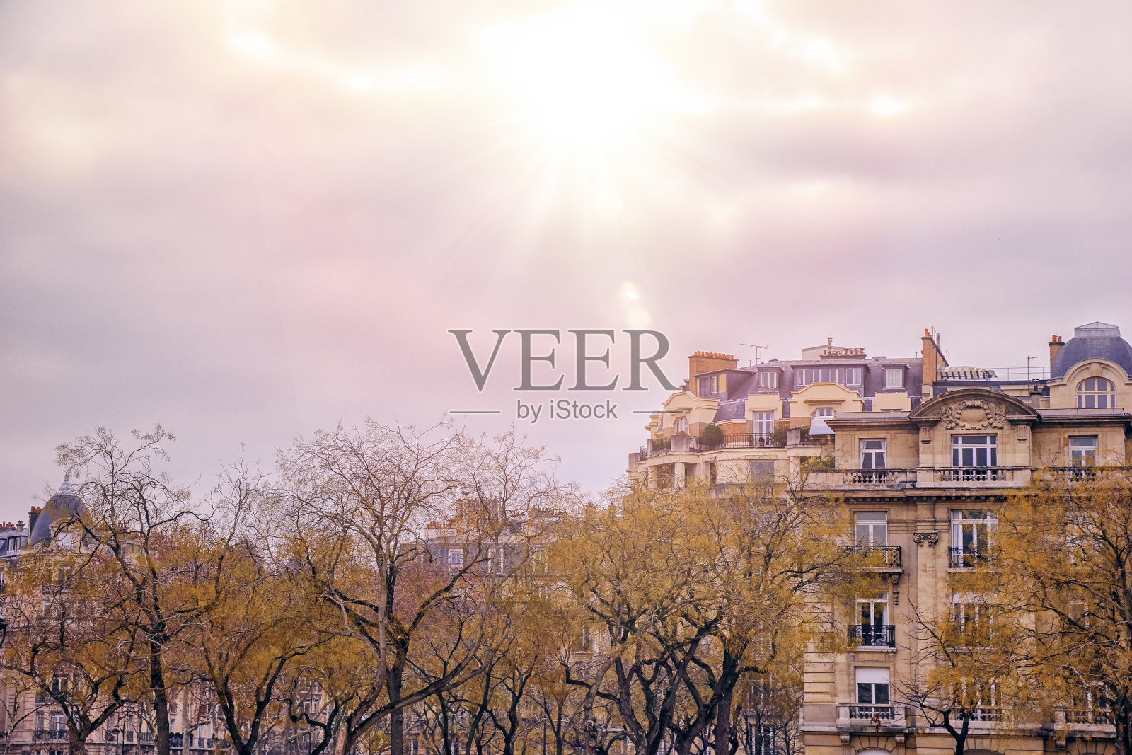 从阳光明媚的巴黎街道上可以看到令人惊叹的景色。照片摄影图片