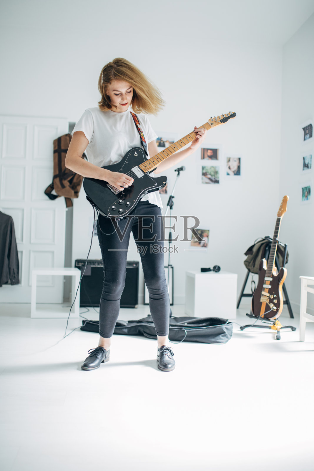 在音乐工作室弹奏电吉他的女士照片摄影图片