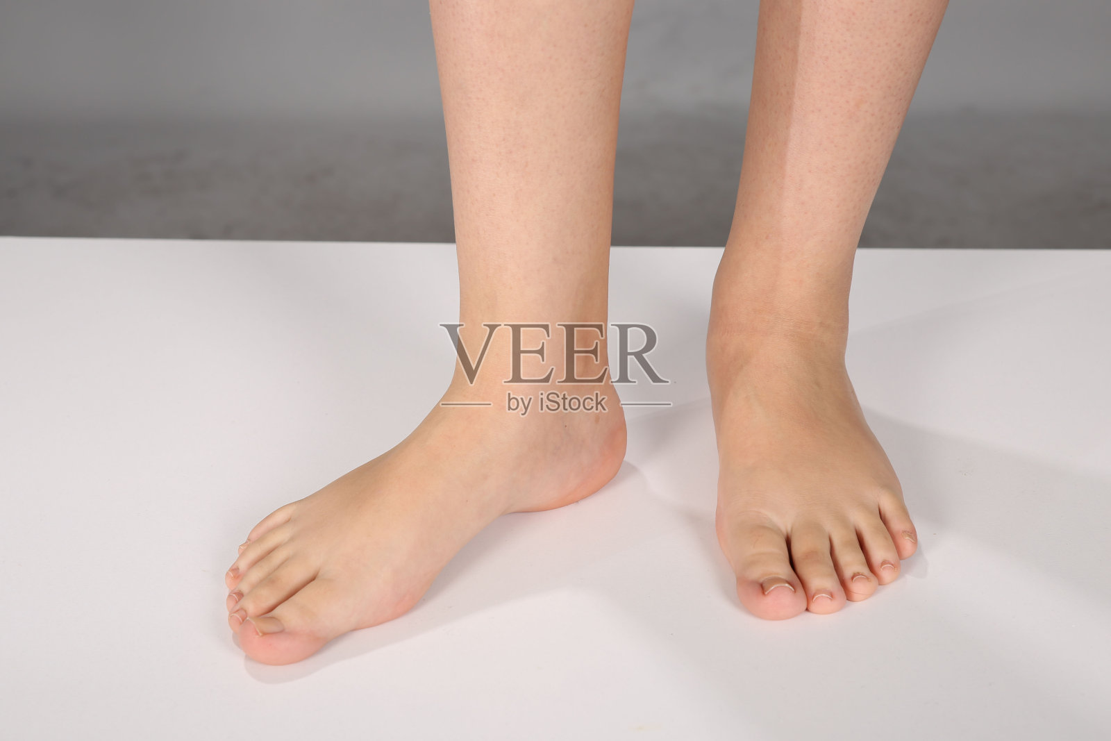 前后足部护理理念，女性足部，脚癣隔离在白色背景上照片摄影图片