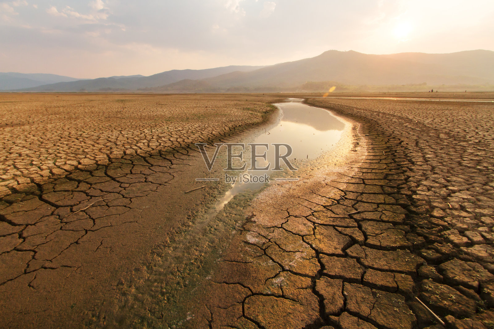 关于夏季湖泊河流干涸与气候变化的概念。照片摄影图片