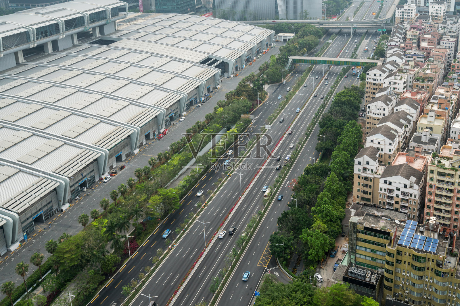 中国深圳的城市道路和现代化办公大楼照片摄影图片