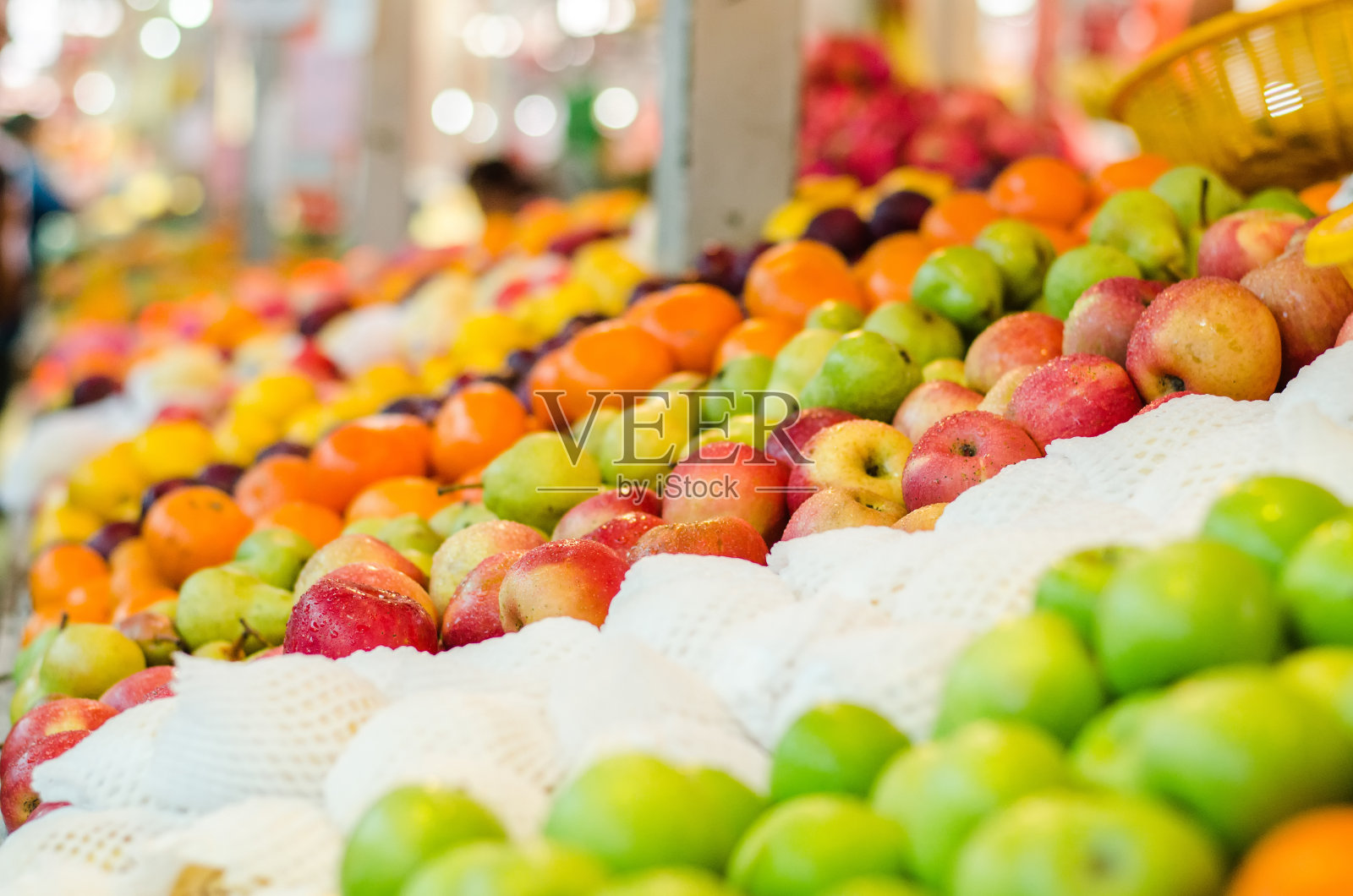 各种新鲜生水果的背景展示在市场摊位照片摄影图片