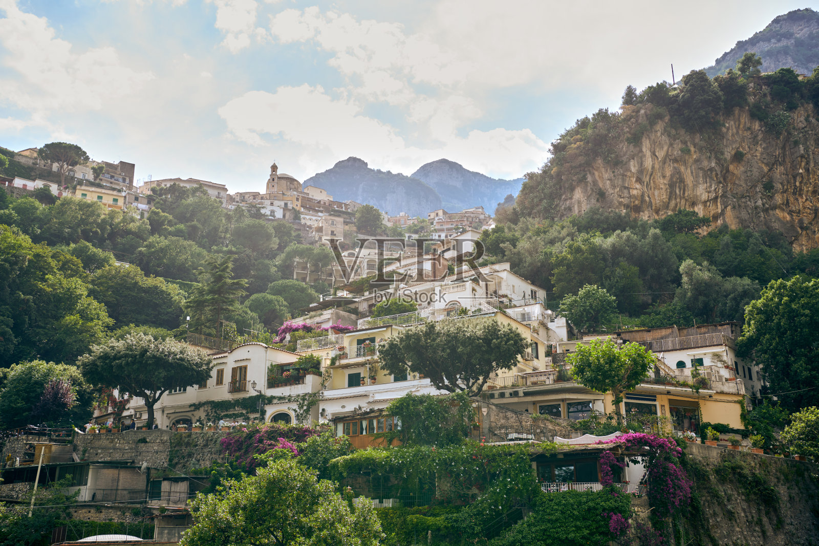 波西塔诺五颜六色的别墅垂直堆放在悬崖边上照片摄影图片