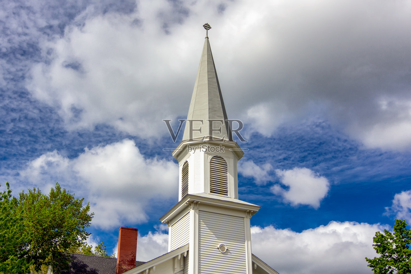 传统的白色教堂和塔尖与蓝天和蓬松的云照片摄影图片