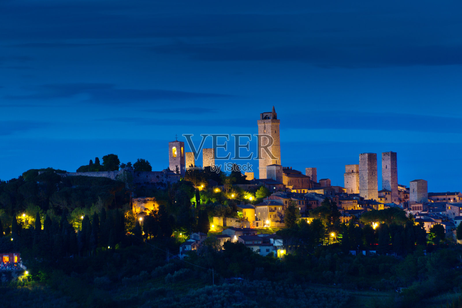 圣吉米尼亚诺傍晚的历史山镇，在意大利托斯卡纳有著名的塔照片摄影图片