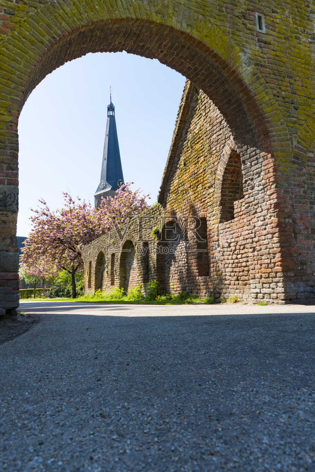 Niewstadsekerk, Johannes de Doper教堂，废墟，在荷兰Zutphen被称为spanjaardsport或spaese port的城门，照片摄影图片