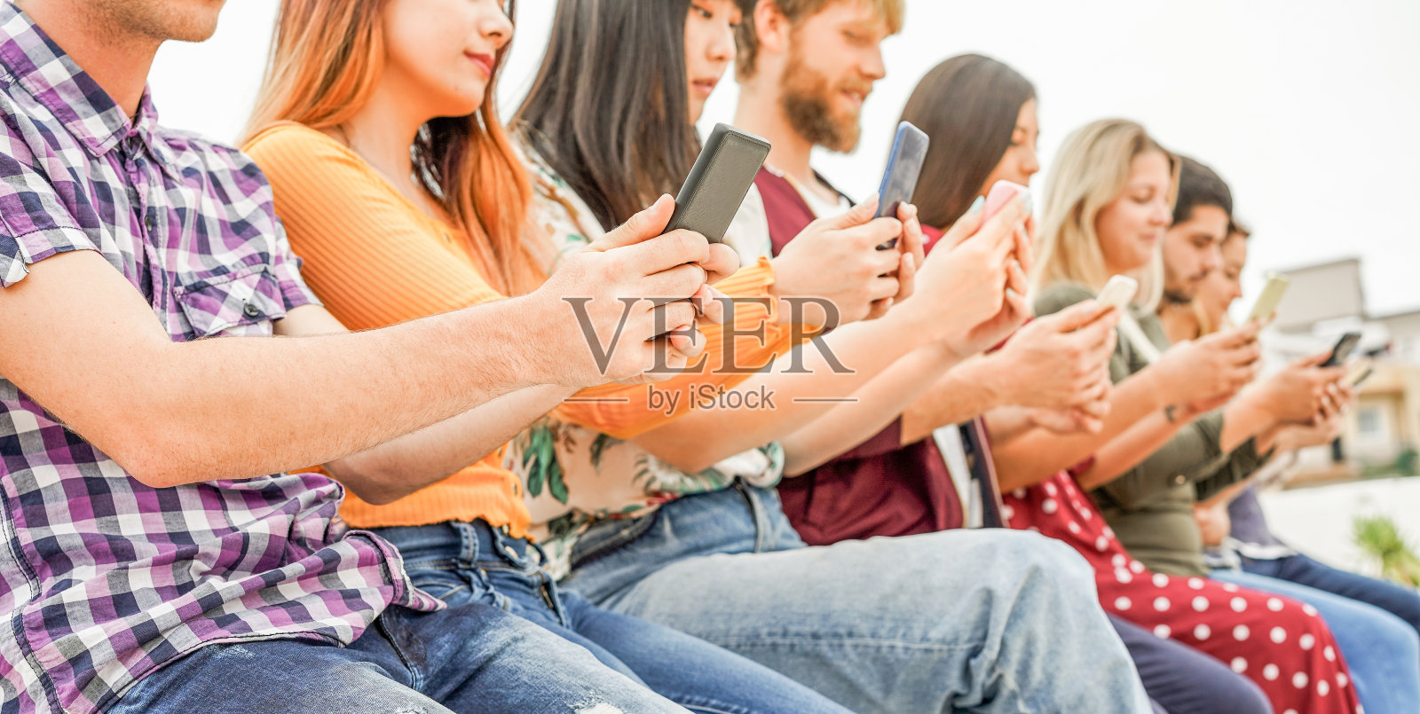 千禧一代朋友在智能手机上看视频-人们沉迷于新技术趋势-青年的概念，通勤，技术，社交和tee一代趋势-专注于近距离的手照片摄影图片