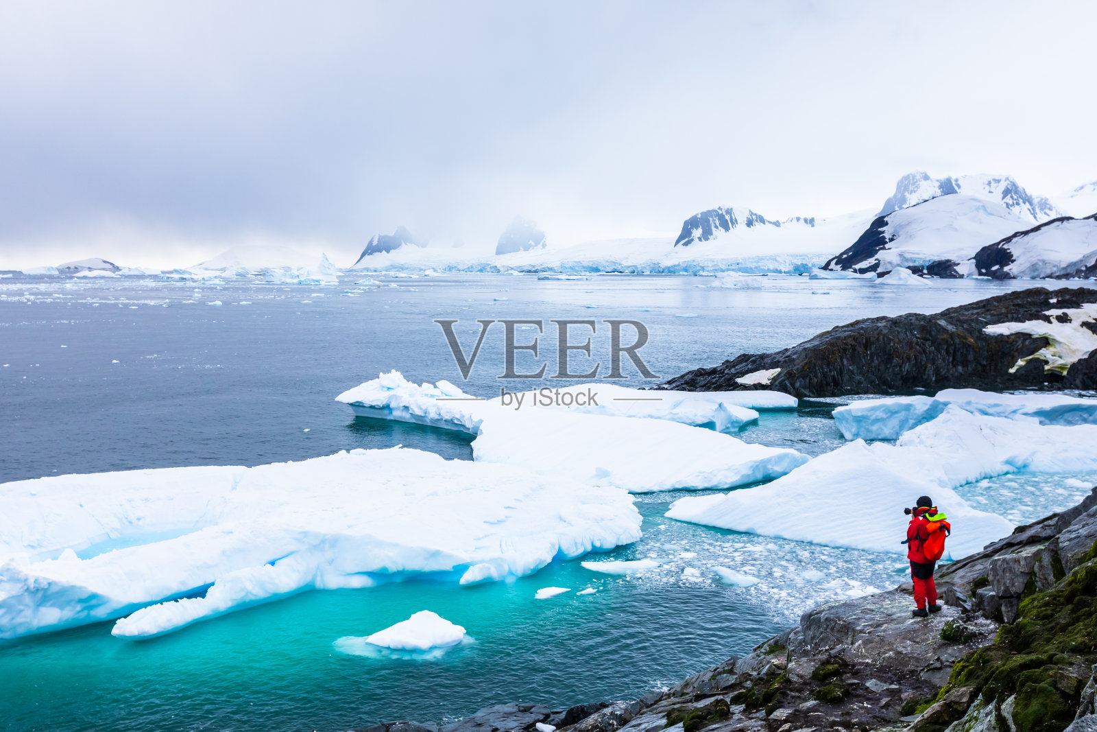 游客在南极拍摄冰山、雪、山脉和冰川等令人惊叹的冰冻景观，南极半岛有冰的美丽自然照片摄影图片