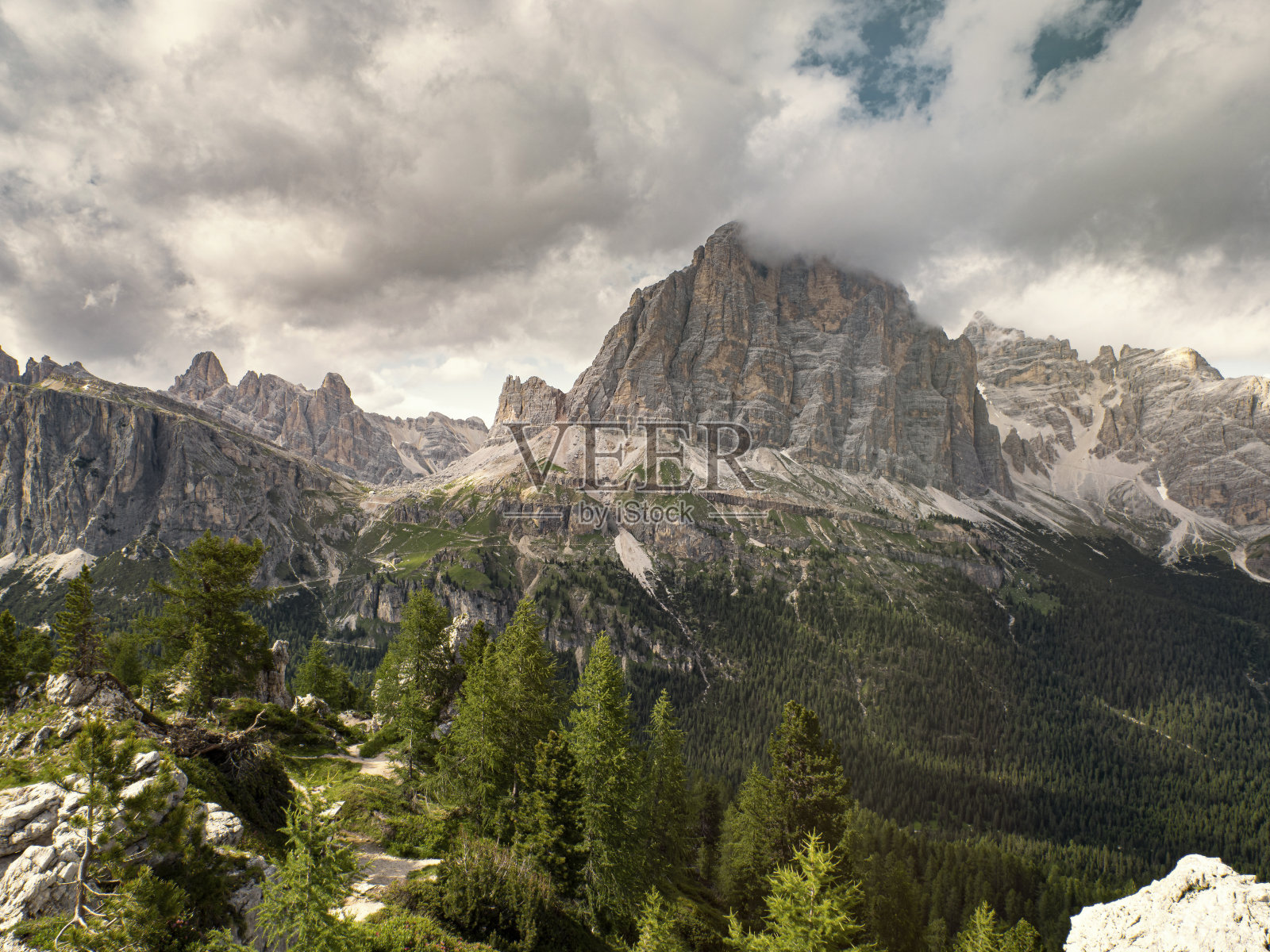 Falzarego的Dolomites阿尔卑斯山经过意大利照片摄影图片