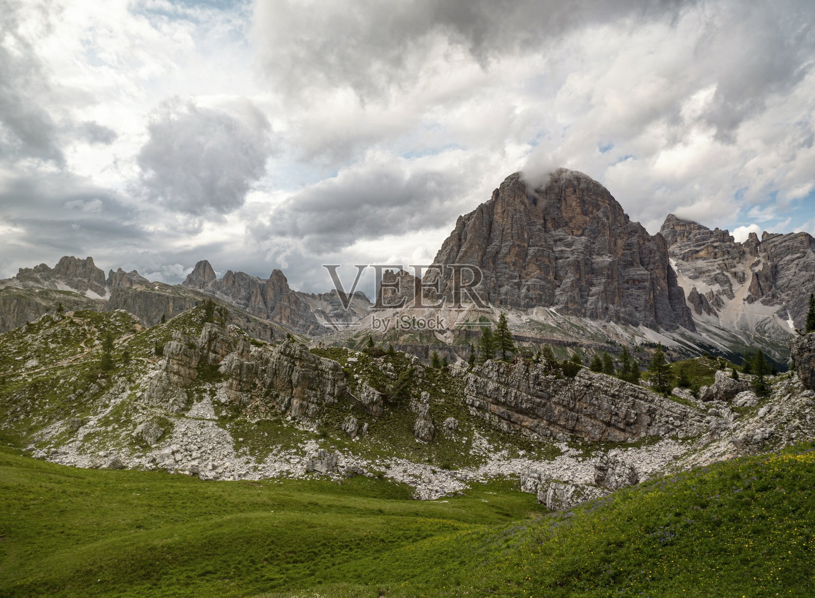 Falzarego的Dolomites阿尔卑斯山经过意大利照片摄影图片