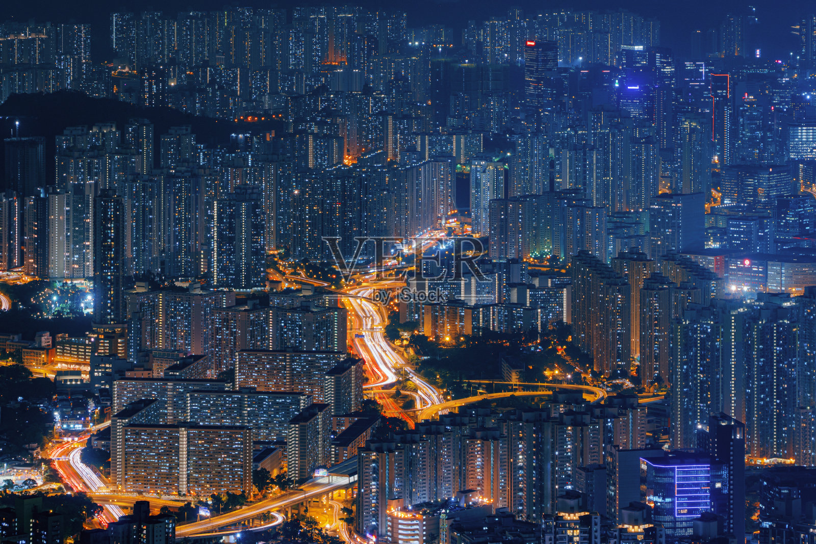 中华人民共和国香港市区鸟瞰图。亚洲科技智慧城市的金融区和商业中心。摩天大楼和高层建筑夜间顶视图。照片摄影图片