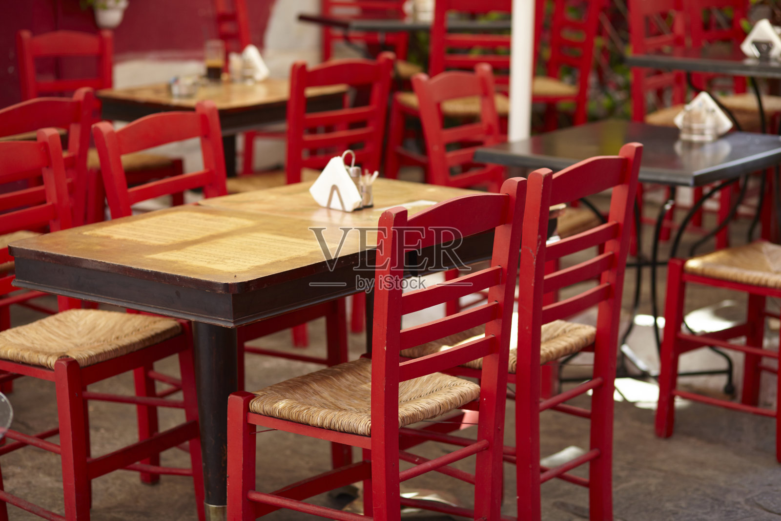 雅典普拉卡传统酒馆的餐桌照片摄影图片