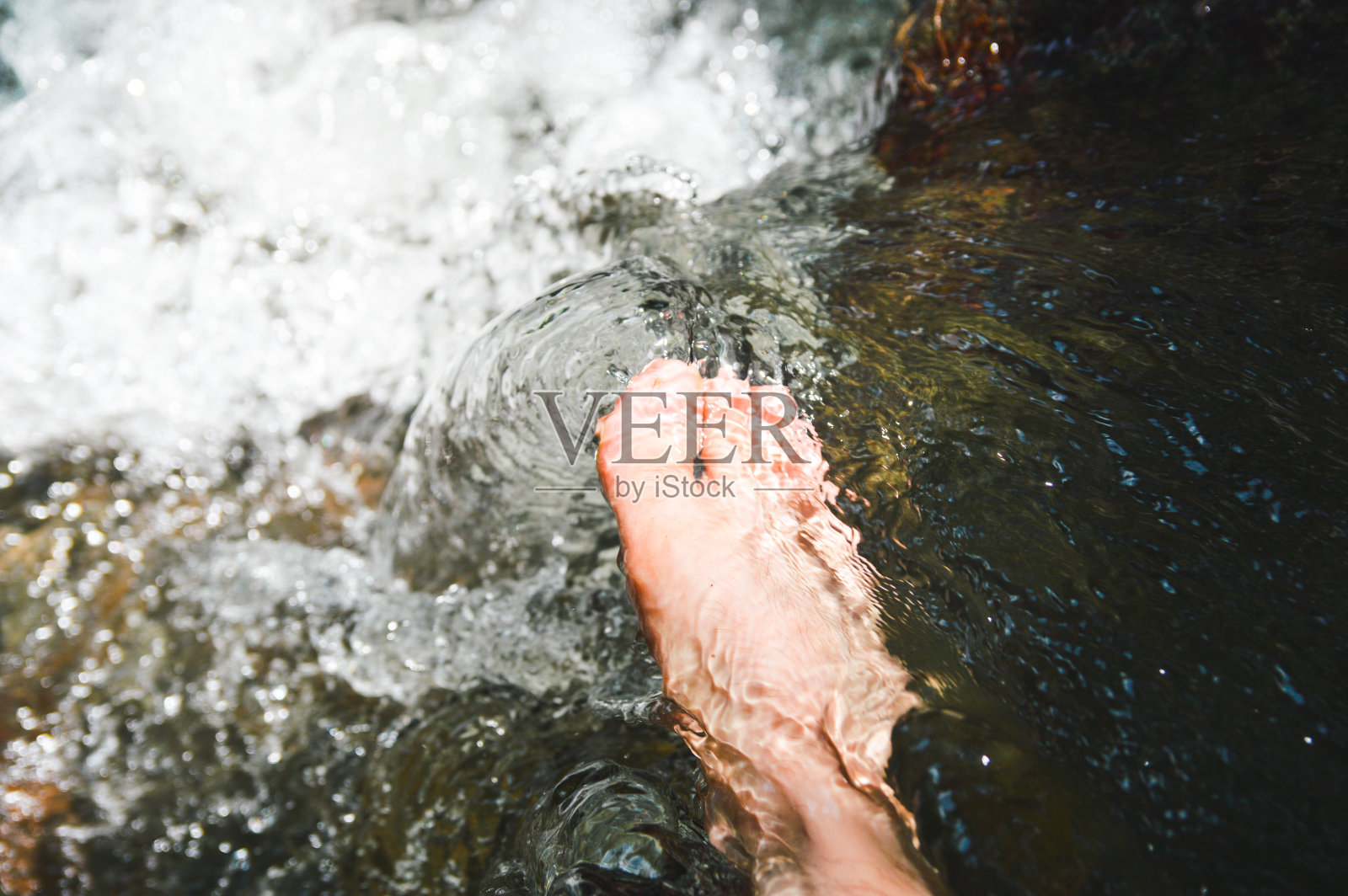人的脚在河的溪流中照片摄影图片