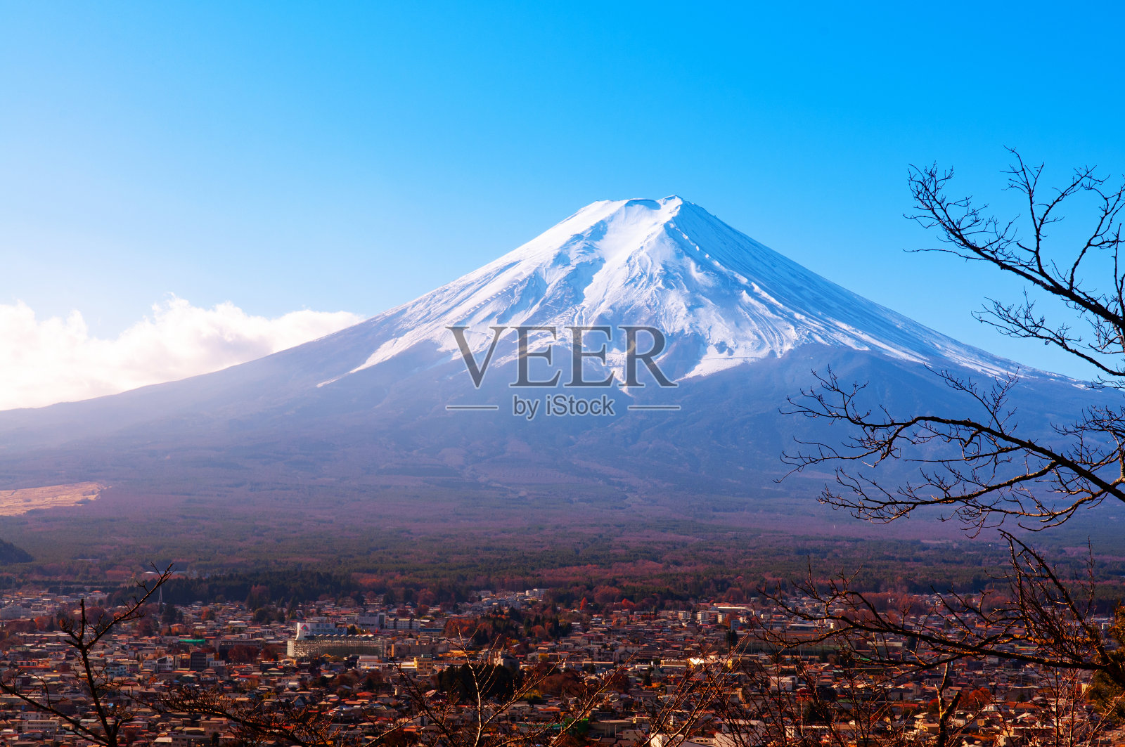 富士山以雪天和蓝天耀斑，秋树以下吉田市照片摄影图片