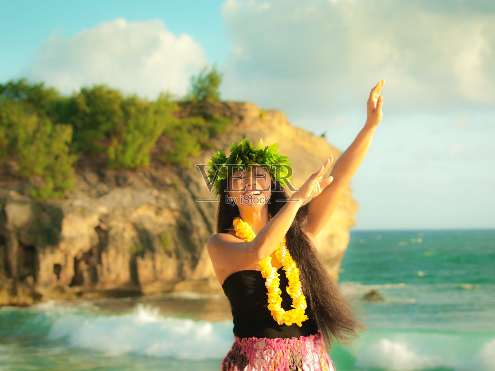 考艾岛海滩上的夏威夷草裙舞照片摄影图片